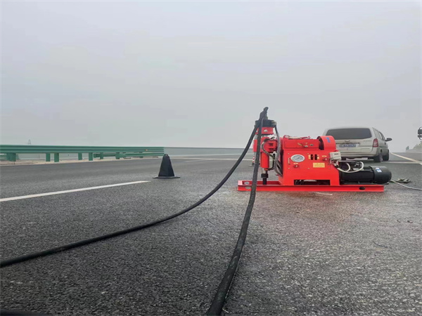 兴业马路路基路面开裂下沉注浆加固灌浆